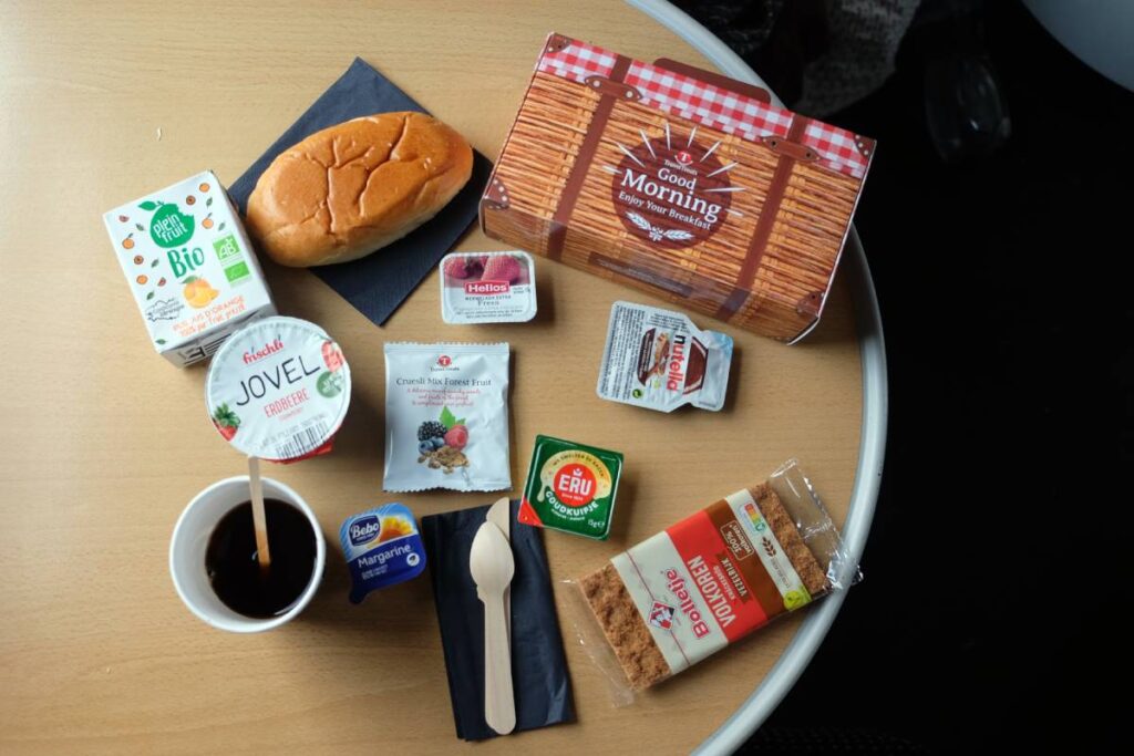 Petit-déjeuner dans le train de nuit European Sleeper  - © voyagerentrain.fr 