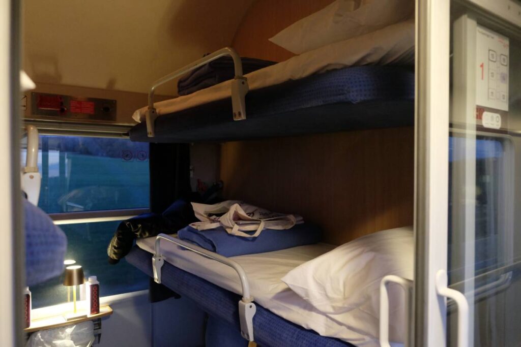 Compartiment 3 couchettes avec surmatelas (Comfort Standard) dans le train de nuit European Sleeper  - © voyagerentrain.fr 