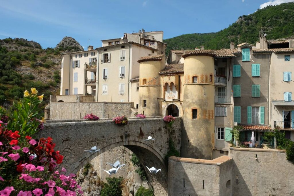 Entrevaux, cité fortifiée, à visiter sur la ligne du Train des Pignes © voyagerentrain.fr
