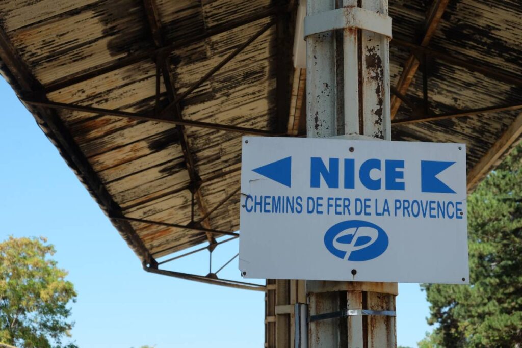 Train des Pignes, arrêt en gare de Dignes-les-Bains © voyagerentrain.fr