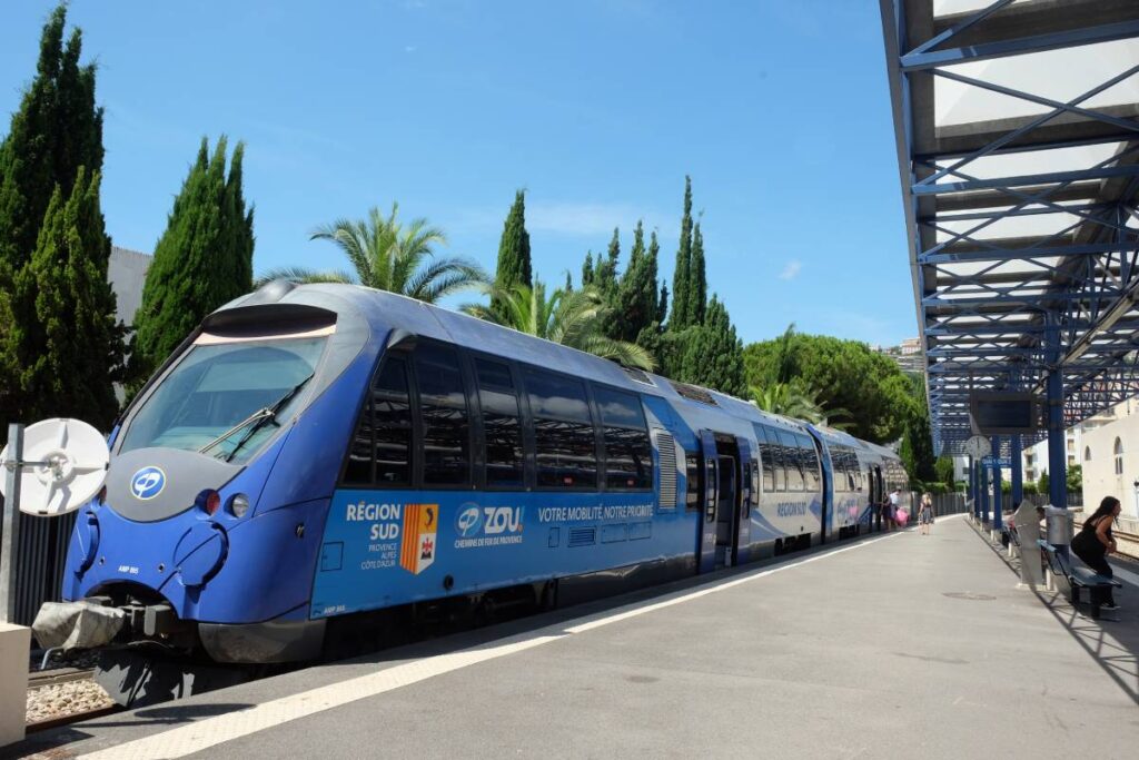 Le Train des Pignes en gare de Nice © voyagerentrain.fr