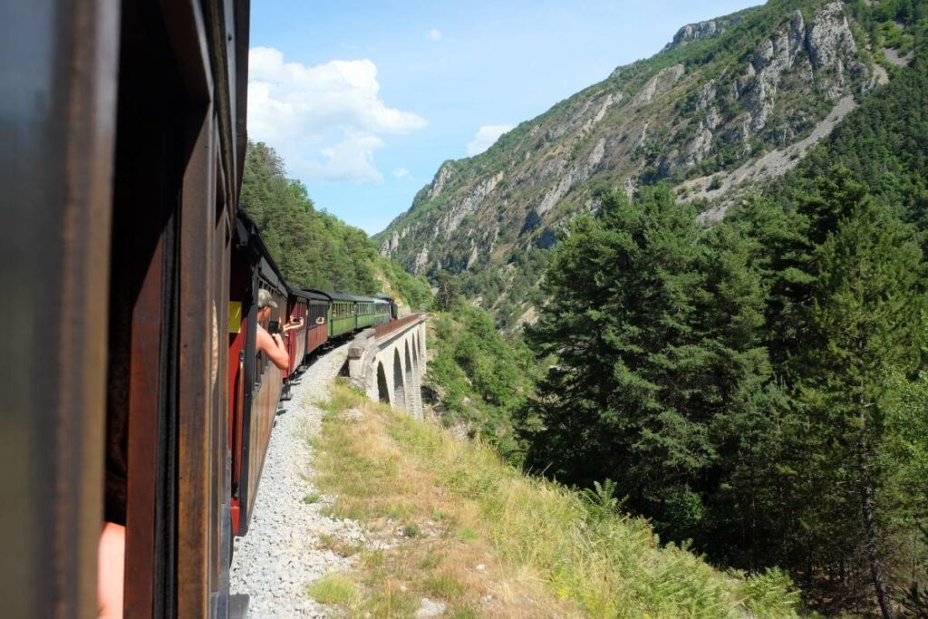 Dans le Train des Pignes historique à vapeur © voyagerentrain.fr