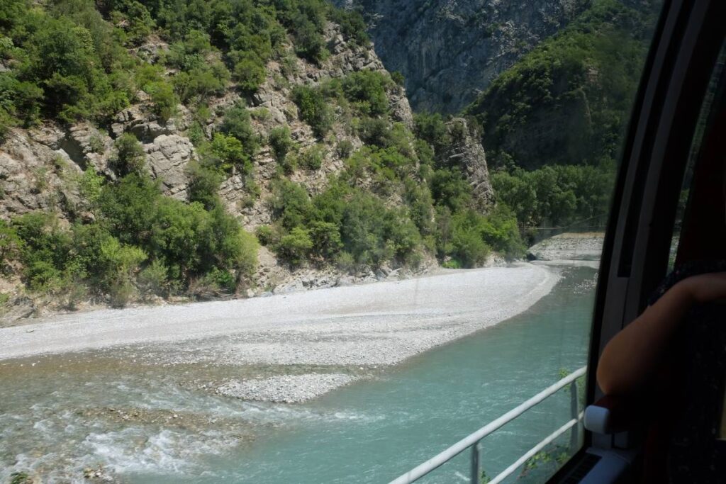 A bord du train des Pignes au départ de Nice © voyagerentrain.fr