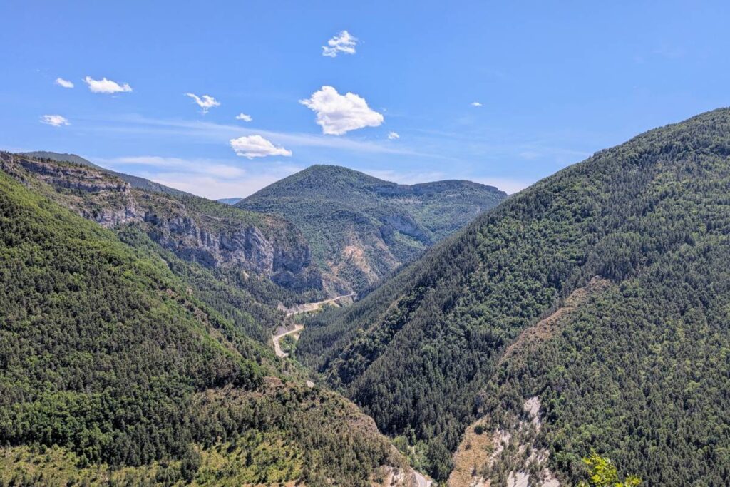 Randonnée sur les hauteurs d'Annot sur le sentier des Grès © voyagerentrain.fr