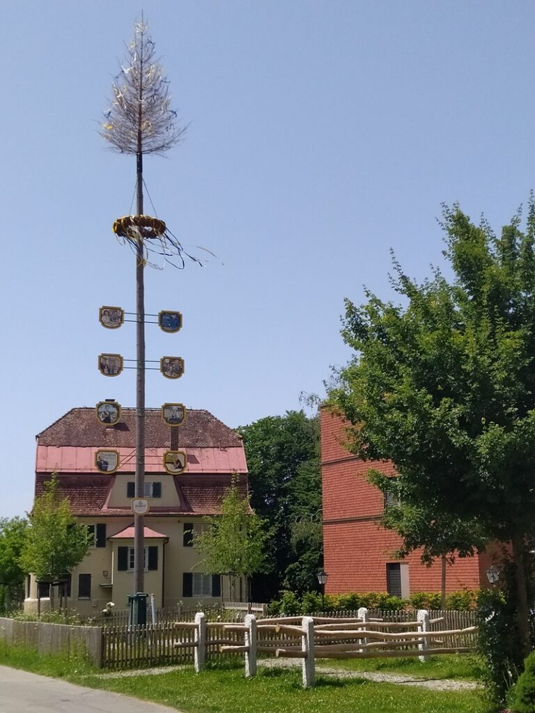 Un tour d'Europe à vélo et en train - arbres de Mai - lac de Constance