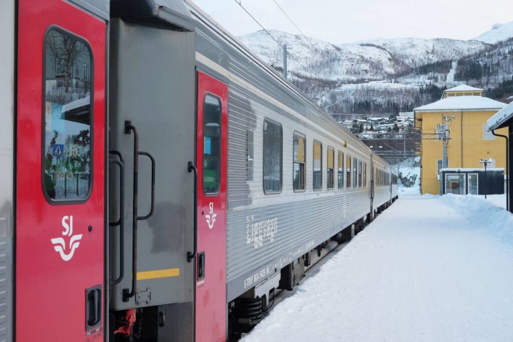 Train de nuit SJ en gare de Narvik - photo voyagerentrain.fr