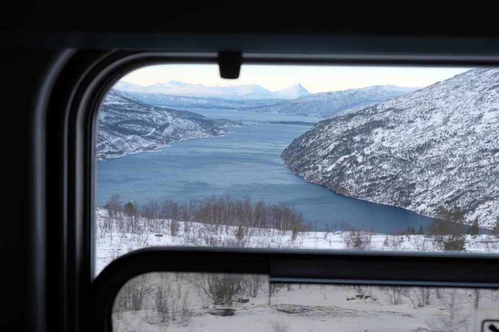 Vue sur le fjord depuis les fenêtres du train SJ - photo voyagerentrain.fr