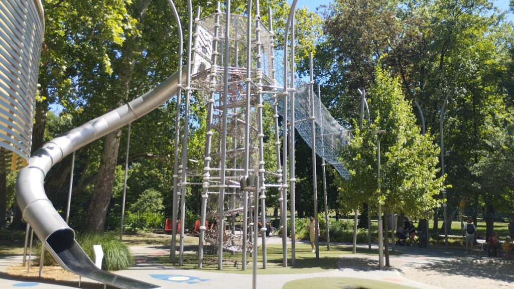 Un tour d'Europe à vélo et en train - aires de jeu budapest