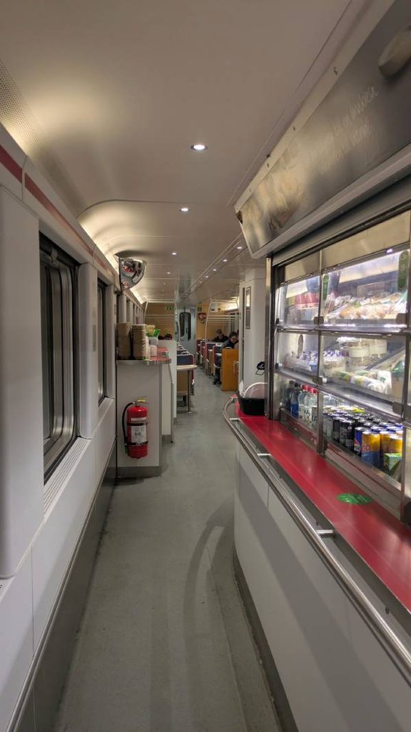 Voiture restaurant à bord du train de nuit Arctic Circle Train, de Stockholm à Narvik - photo voyagerentrain.fr