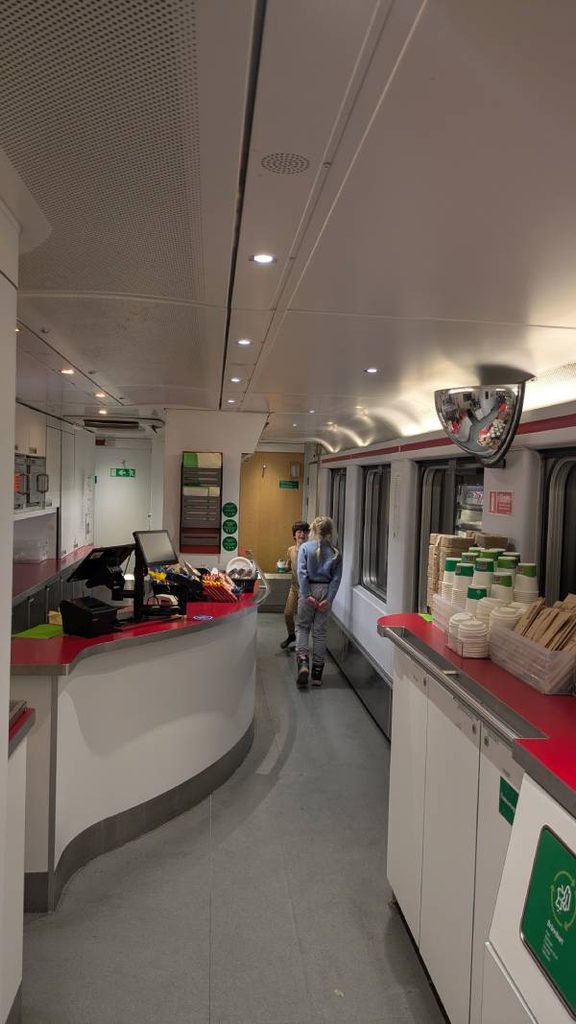 Voiture restaurant à bord du train de nuit Arctic Circle Train, de Stockholm à Narvik - photo voyagerentrain.fr
